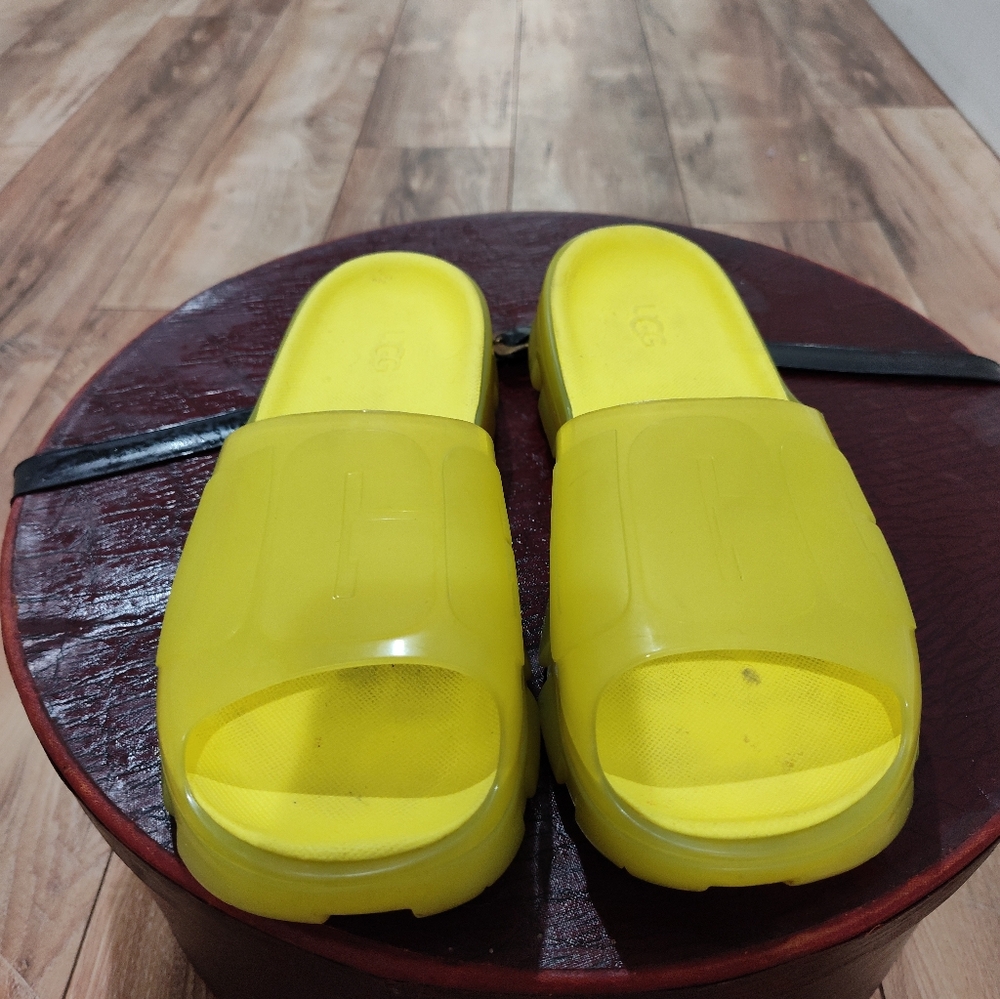 UGGS - Picture 2 of 10